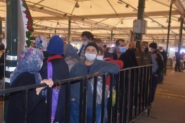 İzmir'deki şenlikte 2,5 ton hamsi dağıtıldı