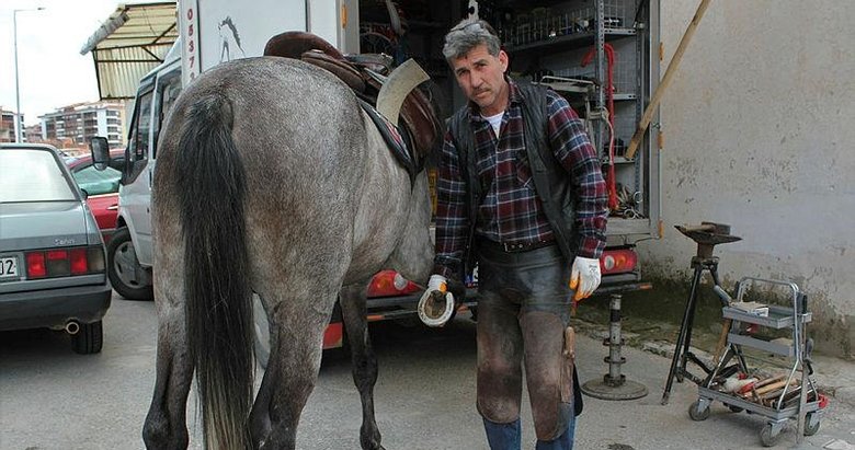 İzmir’de motor ustasıydı at sevgisi 35 yaşında nalbant yaptı
