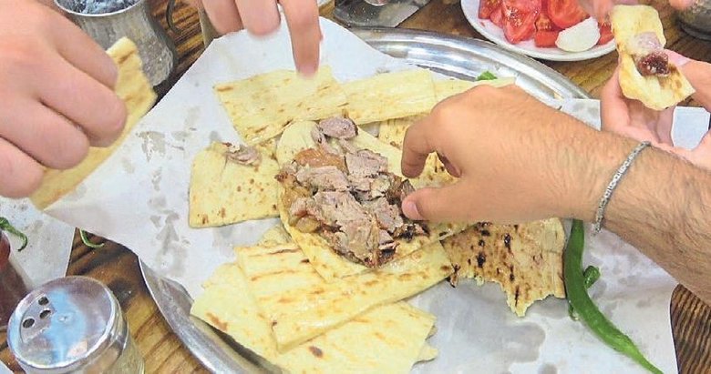 Bu restoranda çatal bıçak kullanmak yasak