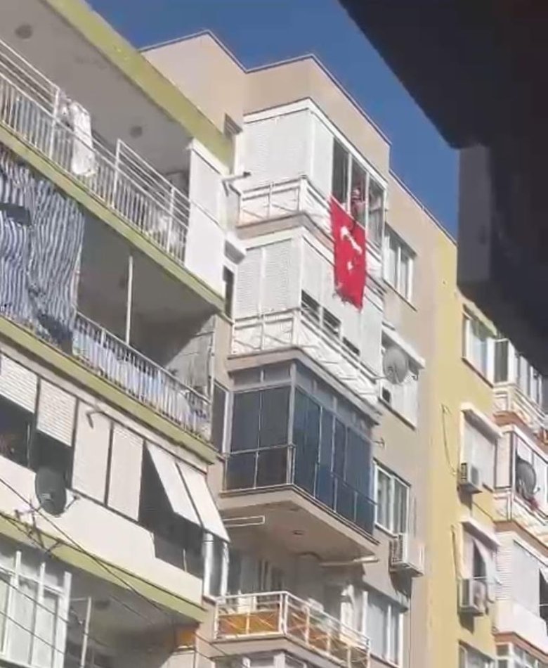 Eline ne geçirdiyse pencereden attı, mahalleli canını zor kurtardı