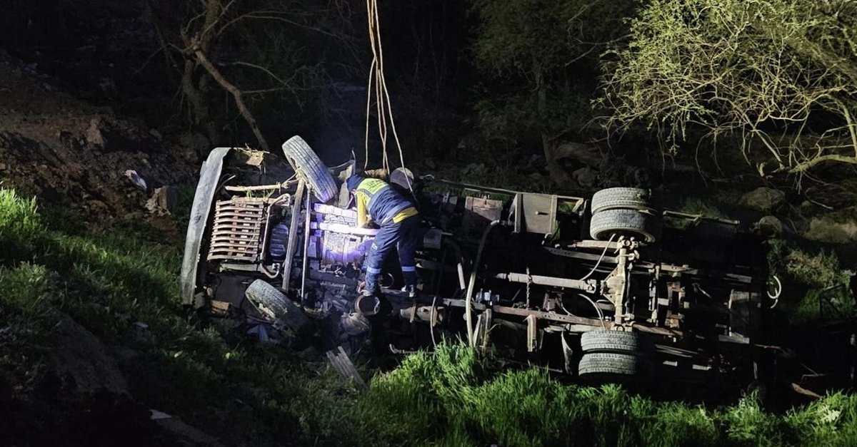 Balıkesir'de feci kaza: Kamyonet şarampole devrildi: 1 ölü