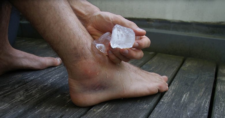 Basit ayak burkulmalarına evde tedavi