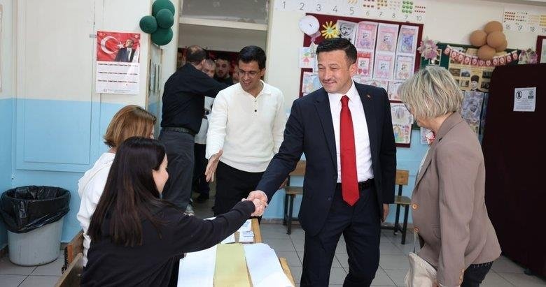 Hamza Dağ oy kullandığı sandıktan birinci çıktı