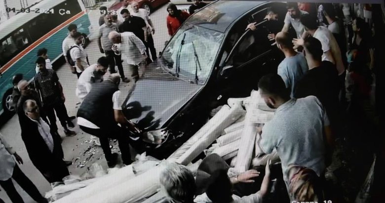 İzmir’de yürekler ağza geldi: Otomobil müşterilerin arasına daldı