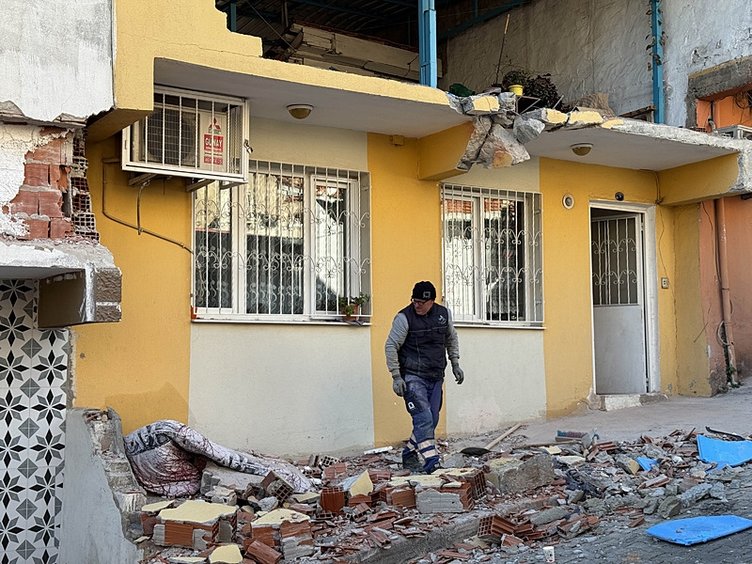 İzmir’de facianın eşiğinden dönüldü! Kamyon evin duvarını yıktı