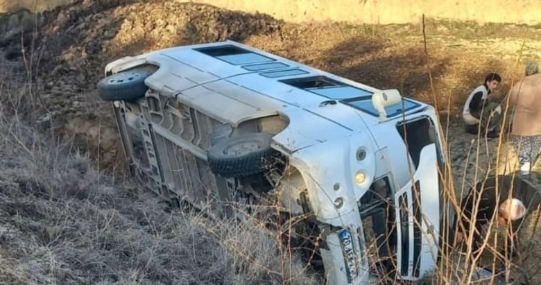 Mermer işçilerini taşıyan işçi servisi tarlaya uçtu; 1 ölü 3 yaralı