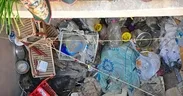 Manisa’da 10 yıllık kabus! Bu apartmana giren maskesini takıyor