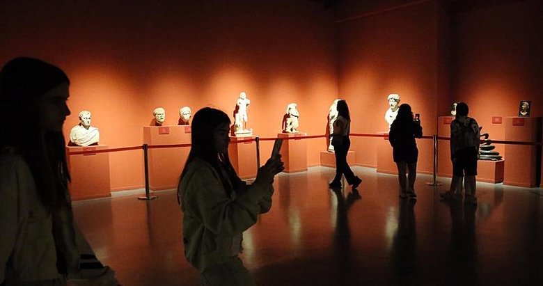 Efes Müzesi binlerce yıllık tarihe ışık tutuyor