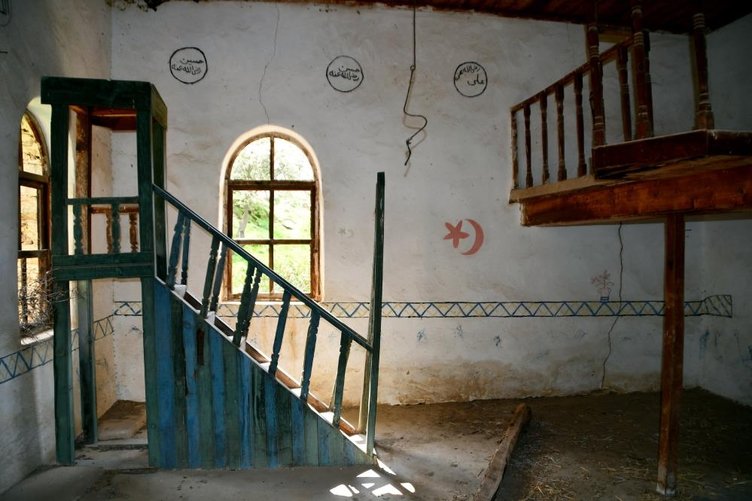 Ege’de terkedilen hayalet köy zamana direniyor!