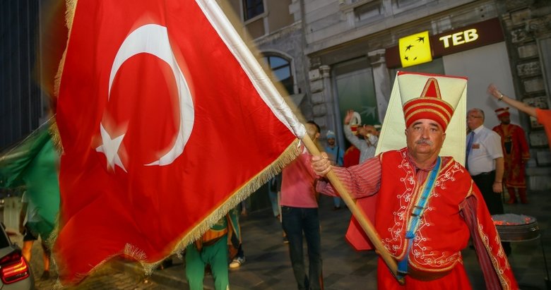 İzmir’de mehteranlı sevinç gösterileri