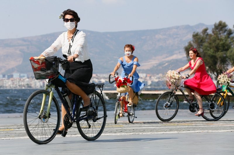 Süslü Kadınlar Bisiklet Turu İzmir’de yapıldı