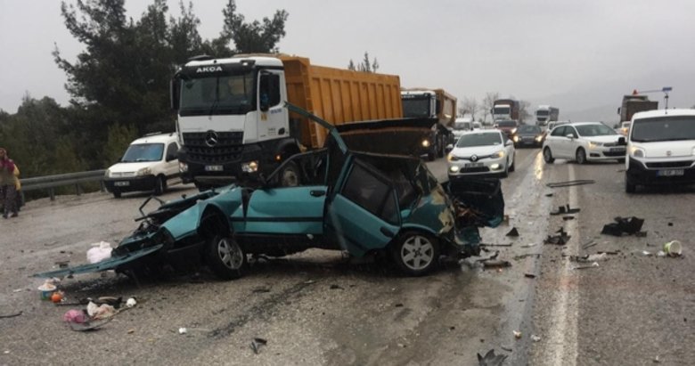 Denizli’de kaza yapan bir kişi paramparça olan otomobilden sağ çıktı