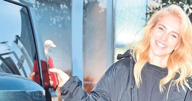 Makyajsız gezmekten çekinmiyor