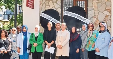 Küfürlü yoruma çelenkli protesto