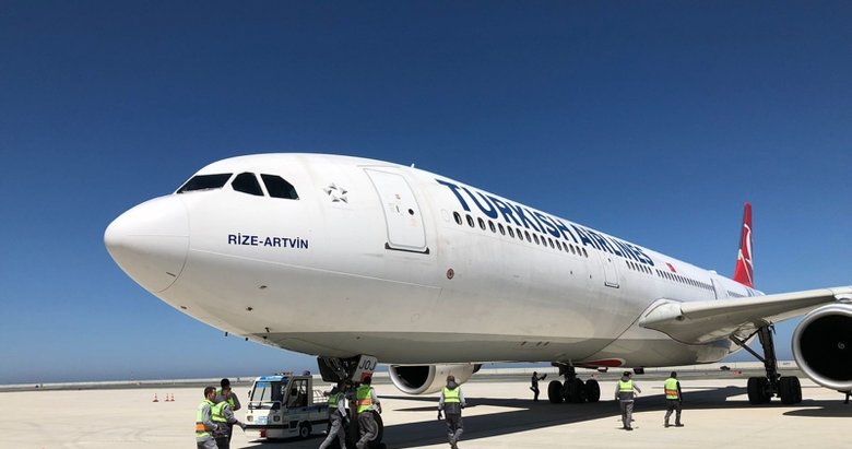 Rize-Artvin Havalimanı’na ilk yolcu uçağı indi