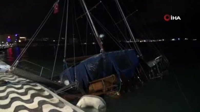 İzmir’de fırtına nedeniyle, tekne yan yattı