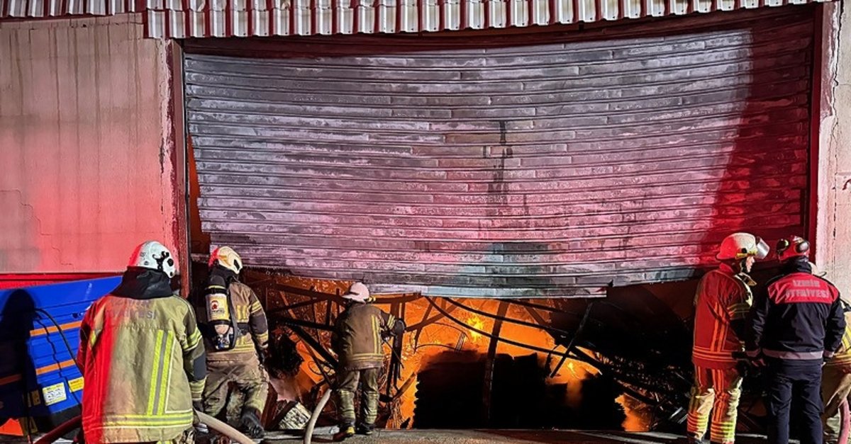 İzmir'de yangın! Mobilya atölyesinde çıkıp, depoya sıçrayan alevlere müdahale ediliyor