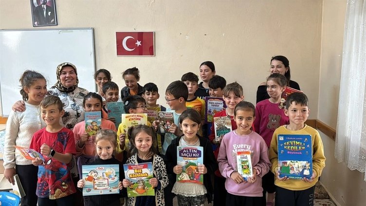 Muğla’da ilçenin ilk kadın muhtarı kitap sevgisi aşılamak için harekete geçti
