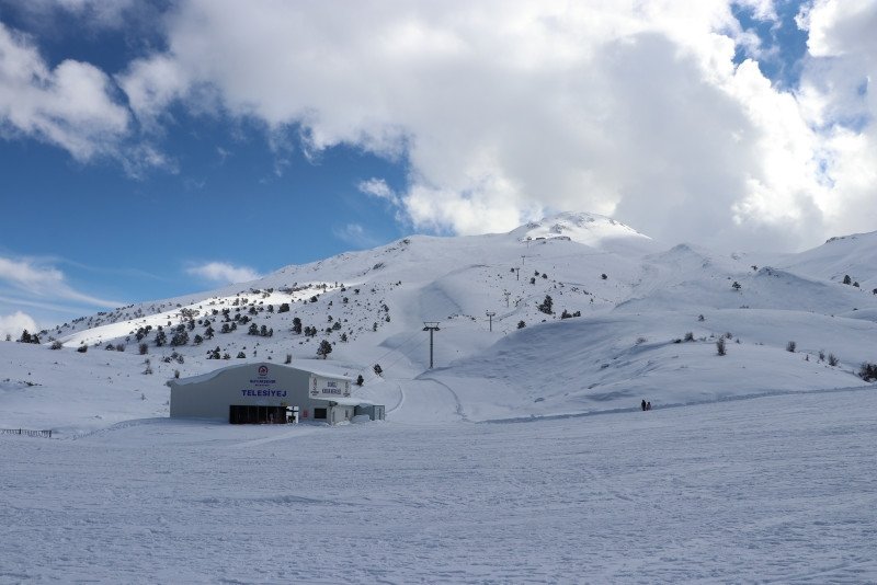 Kar kalınlığı 50 santimetreye ulaştı! Denizli’de kayak sezonu başladı
