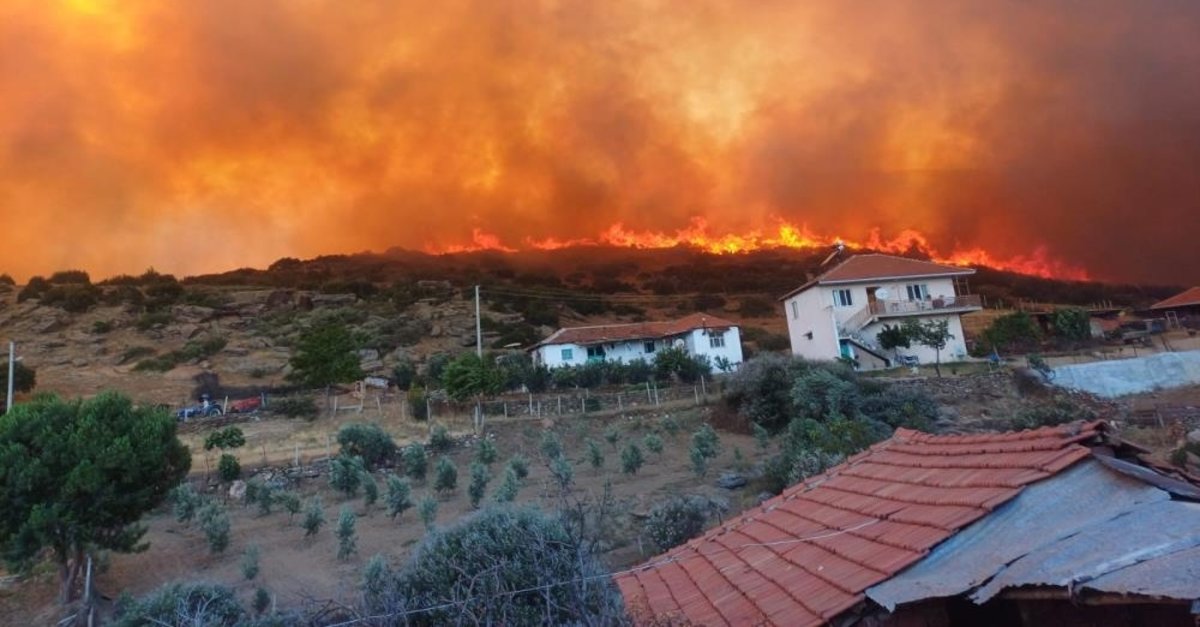 Manisa’daki orman yangınında 2 mahalle boşaltıldı