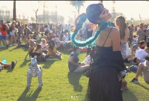 Hande Erçel Coachella Müzik Festivali’de cesur fotoğraflar paylaştı