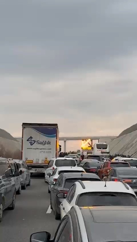 Tanker devrildi, Bursa- İzmir otobanı trafiğe kapandı
