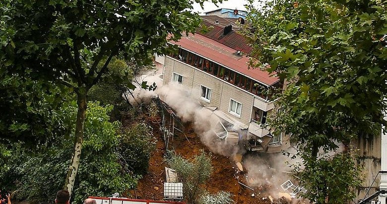 Beyoğlu’nda 4 katlı bina çöktü