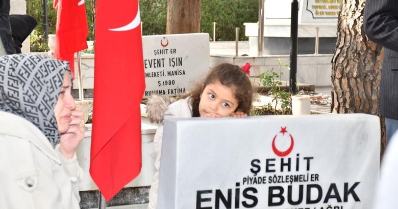 Manisalı Şehit Enis Budak mezarı başında anıldı