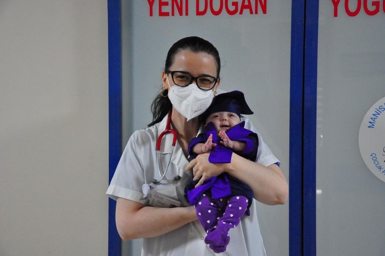 Manisa’da 390 gram dünyaya gelen ’Mucize’ bebek hayata tutundu