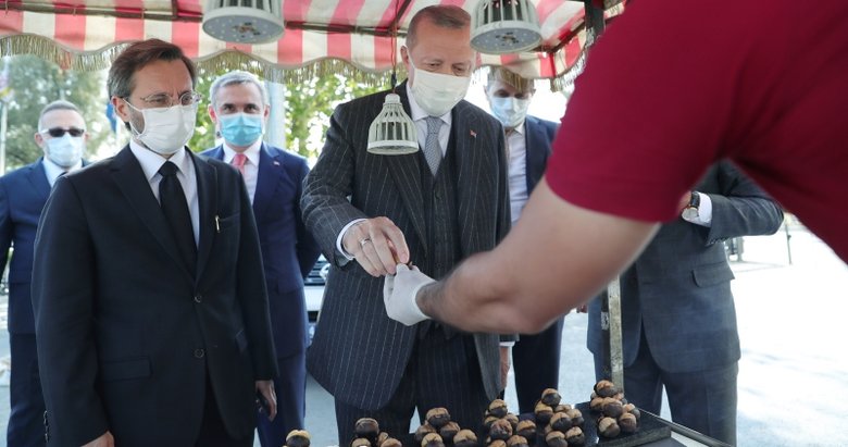 Başkan Erdoğan Beşiktaş’ta kestane satın alarak vatandaşa ikram etti