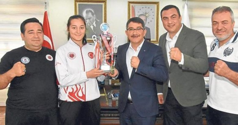 Şehzadeler’in gururu Cemila Aykoç’a ödül
