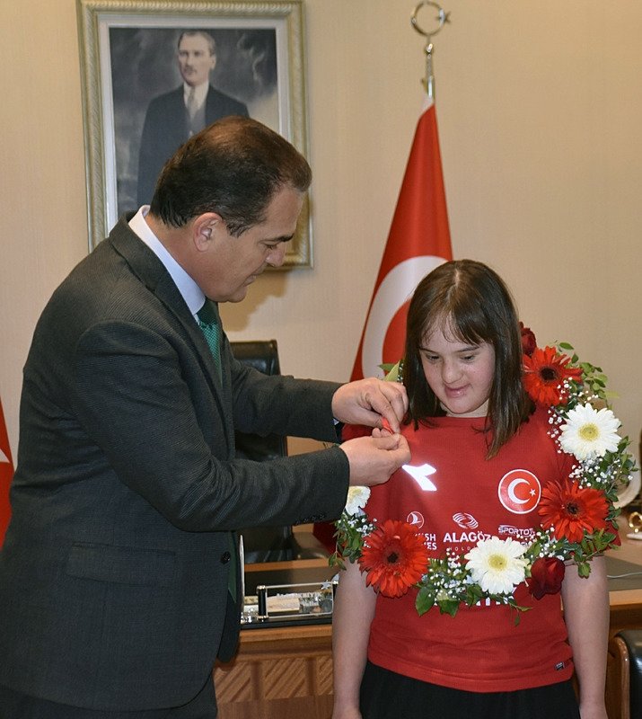 Dünya ikincisi ve üçüncüsü milli yüzücü Oral’a özel karşılama