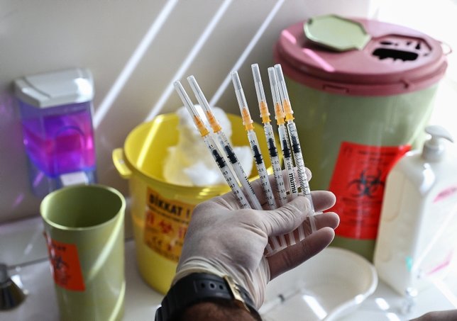 İzmir'de yoğun mesai! Günlük 101 bin doz aşı