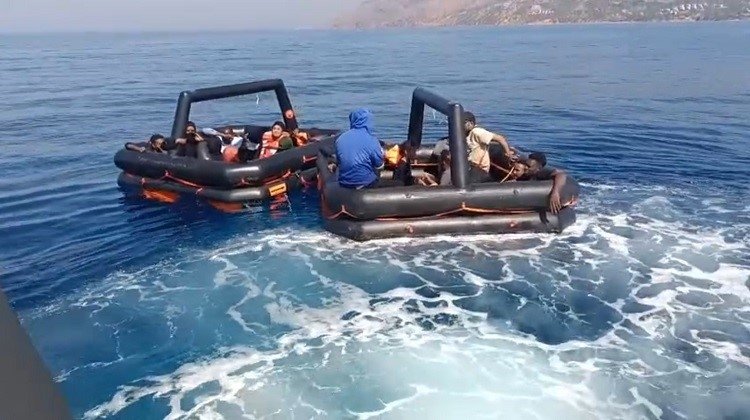 Çanakkale’den Midilli Adası’na kaçmaya çalışırken yakalandılar: Yunan unsurlarının ölüme terk ettiği 19 kişi kurtarıldı