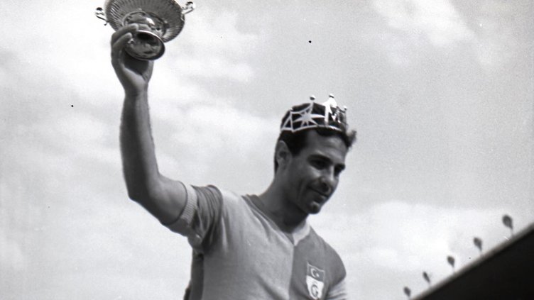 Vefatının 32. yılında unutulmadı! Sevenleri ’Taçsız Kral’ı kabri başında andı