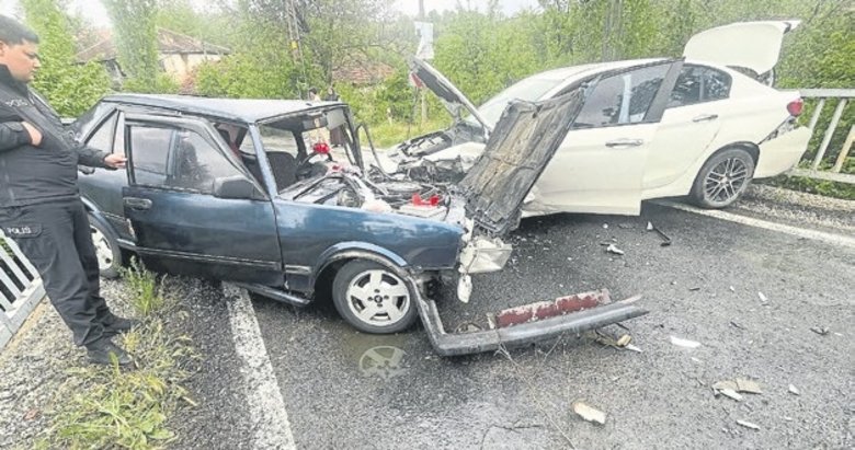 Otomobiller kafa kafaya çarpıştı
