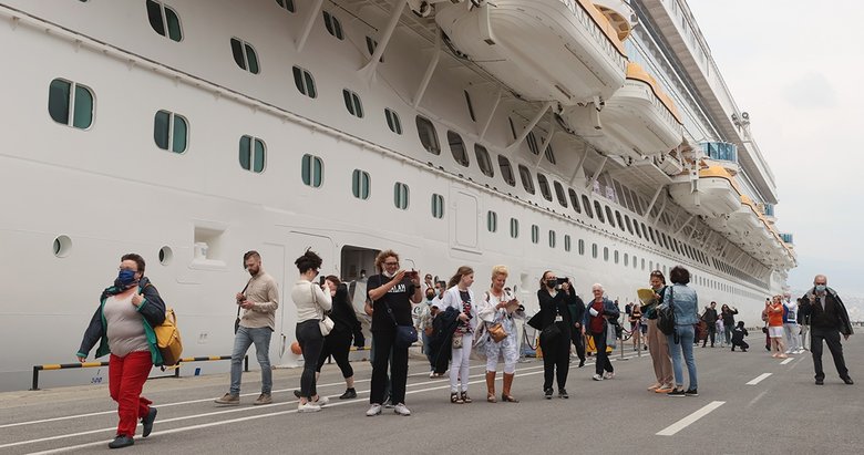 İzmir’e kruvaziyerle 2 bin 983 turist geldi