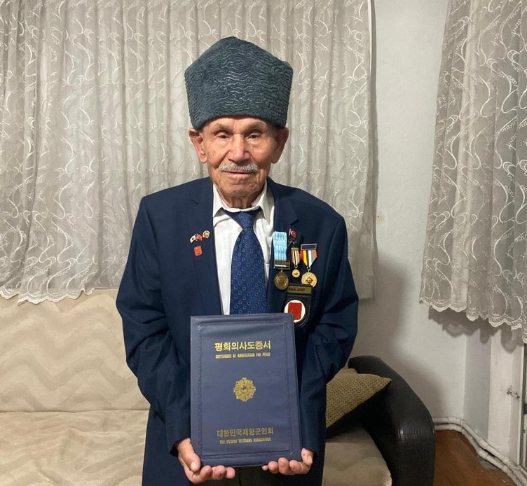 94 yaşındaki Kore Gazisi gözyaşlarına hakim olamadı
