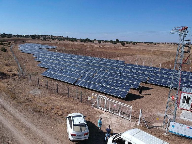 Eşinin hayalini 20 yıl sonra gerçekleştirdi: 300 evin elektriğini üretiyor