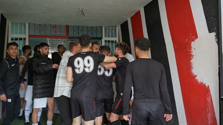 Maç sonu ortalık fena karıştı! Sahaya pet şişe yağdı