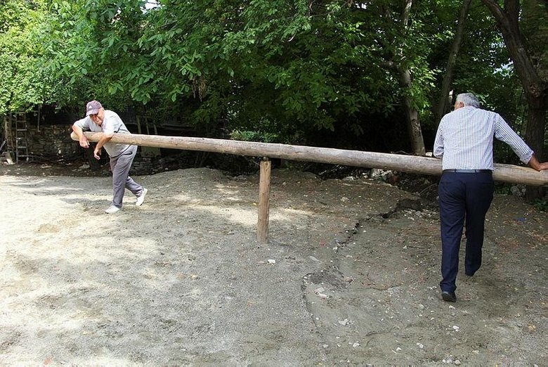 Yaşlılar 50 yıl sonra yeniden kurulan ‘cıngırdak’ ile çocuklar gibi eğlendi