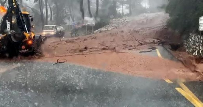 Marmaris’te yağışlardan kayan toprak yolu kapattı!