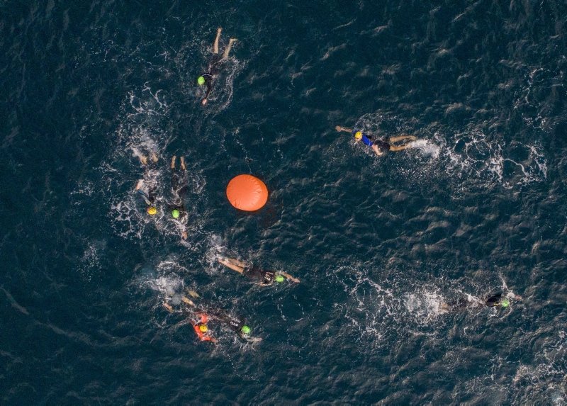 İzmir’de soğuk havaya aldırmadan madalya için yüzdüler