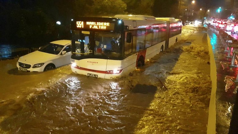 İzmir’de sağanak kabusu! Her yağmurda bildik manzaralar