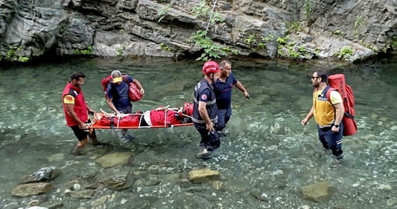 Kanyona düşüp bacağını kırdı, itfaiye ekiplerince kurtarıldı