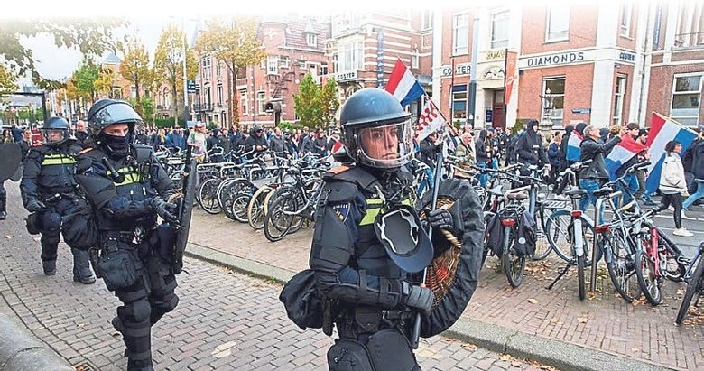 Amsterdam’da göçmen karşıtı protestolarda tansiyon yükseldi