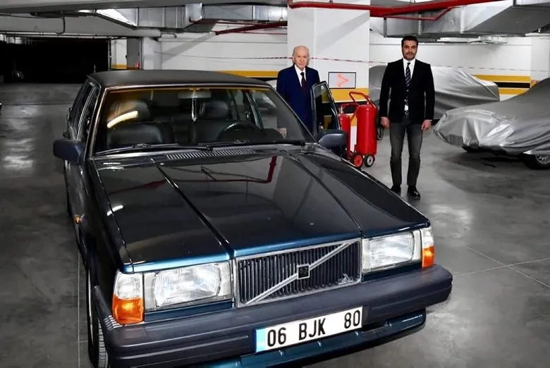 MHP Genel Başkanı Bahçeli BJK plakalı aracını hediye etti