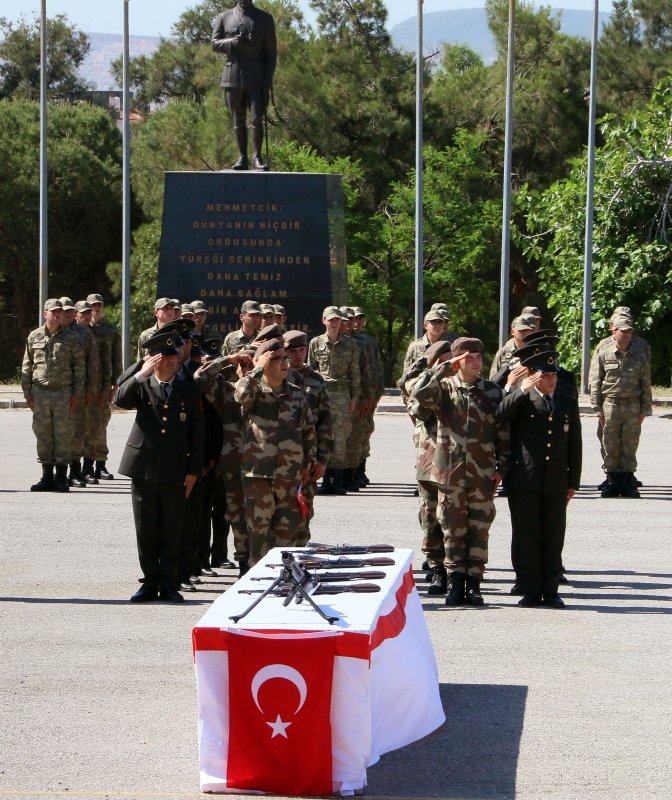İzmir’de engellilerin bir günlük askerlik sevinci! Gözyaşlarıyla izlediler