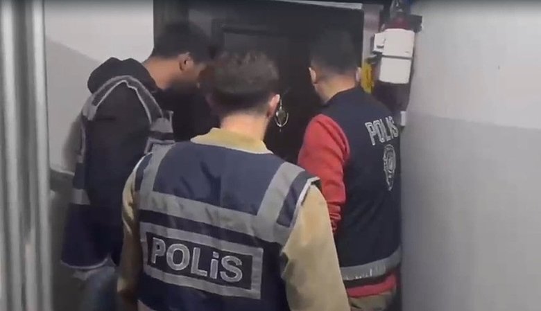 izmirde-akilalmaz-saklanma-yontemi-50-yil-cezali-firari-bakin-nerede-saklandi-1777806653855.jpeg