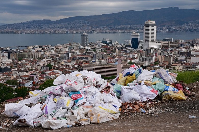 izmir-manzarali-tepe-copluge-dondu-mahalle-sakinleri-isyan-etti-1779008383133.jpeg